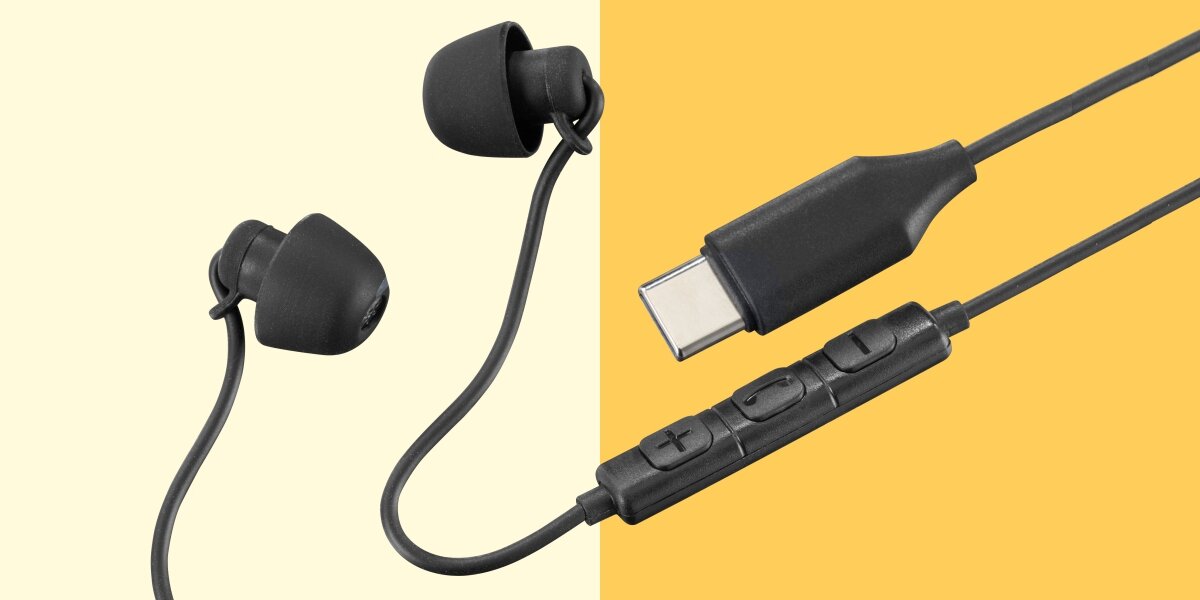 Czarne słuchawki douszne Hama. Po lewej widoczne są końcówki douszne. Po prawej wtyk USB-C oraz pilot na kablu z przyciskami do kontroli dźwięku i mikrofonem.