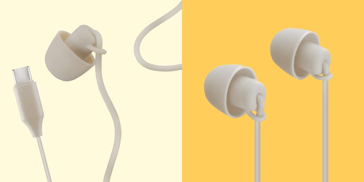 Białe słuchawki douszne Hama z kablem. Po lewej wtyk USB-C i jedna z końcówek dousznych. Po prawej obie końcówki douszne z silikonowymi nakładkami.