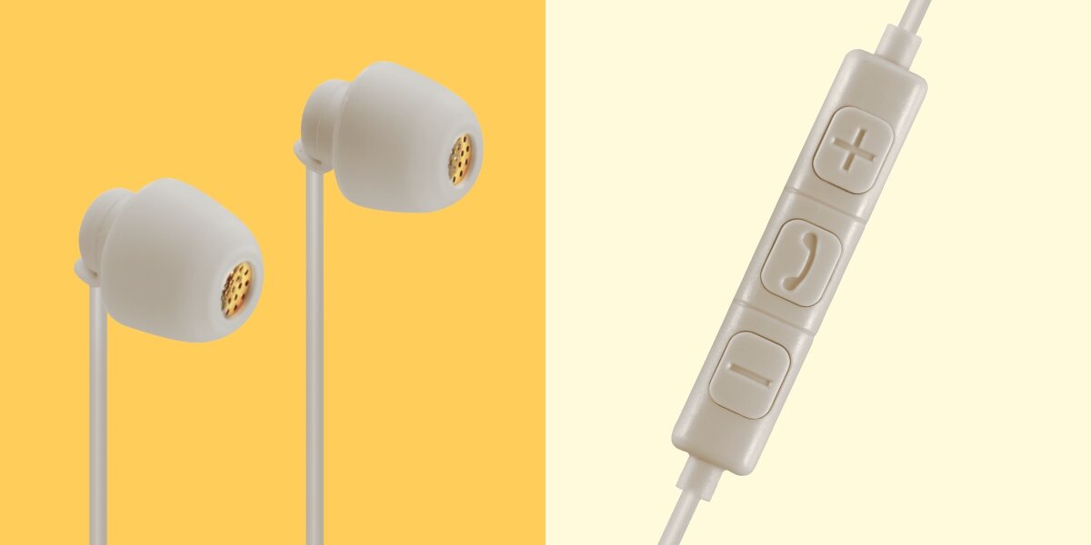 Zbliżenie na białe słuchawki douszne Hama. Po lewej obie końcówki douszne z widoczną złotą siateczką głośników. Po prawej pilot na kablu z trzema przyciskami: głośność (+), odbieranie połączeń/pauza (symbol słuchawki telefonicznej) oraz głośność (-).