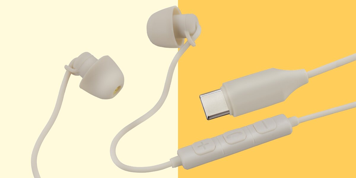 Białe słuchawki douszne Hama. Po lewej widoczne są końcówki douszne. Po prawej wtyk USB-C oraz pilot na kablu z przyciskami do kontroli dźwięku i mikrofonem.