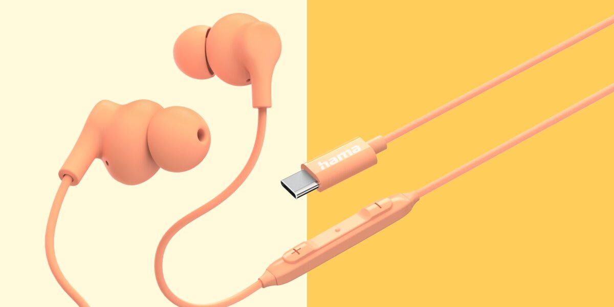Brzoskwiniowe/różowe słuchawki douszne Hama z wtyczką USB-C i pilotem na kablu. Wtyczka USB-C z logo Hama jest widoczna w centrum, podobnie jak pilot z przyciskami głośności.