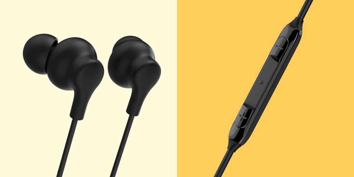 Czarne słuchawki douszne Hama. Po lewej obie końcówki douszne. Po prawej zbliżenie na pilot na kablu z przyciskami do kontroli głośności (+ i -).