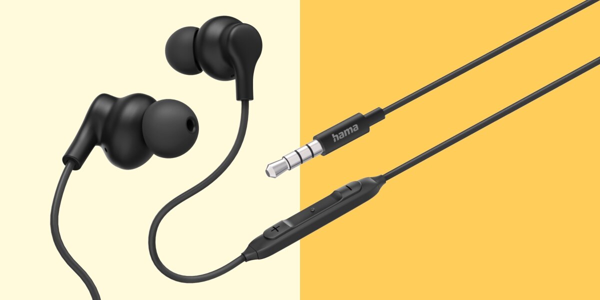 Czarne słuchawki douszne Hama. Po lewej końcówki douszne. Po prawej wtyk jack 3,5 mm z logo Hama oraz pilot na kablu z przyciskami głośności (+/-) i mikrofonem.