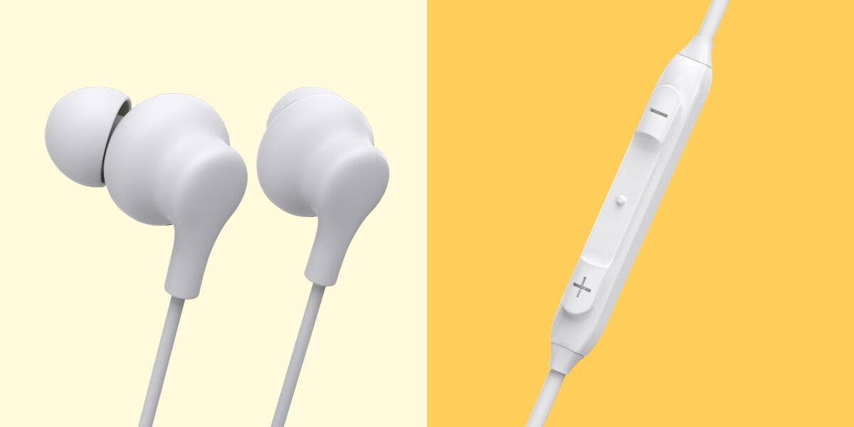 Białe słuchawki douszne Hama. Po lewej obie końcówki douszne. Po prawej zbliżenie na pilot na kablu z przyciskami do kontroli głośności (+ i -).