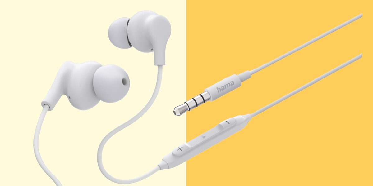 Białe słuchawki douszne Hama. Po lewej końcówki douszne. Po prawej wtyk jack 3,5 mm z logo Hama oraz pilot na kablu z przyciskami głośności (+/-) i mikrofonem.