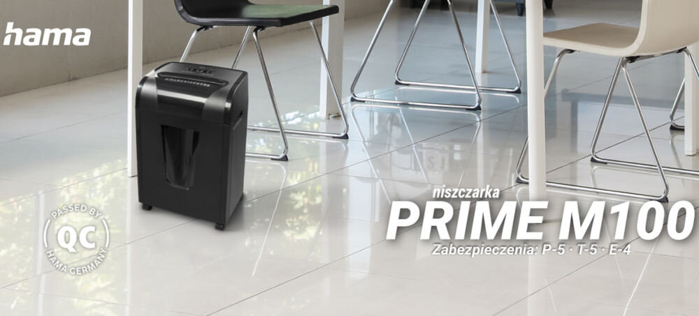 Niszczarka HAMA Prime M100 Shredder P-5, Ścinki, Automatyczny Start/Stop, Funkcja cofania niszczarka postawiona przy biurku w biurze napis z modelem i marką z dopisem zabezpieczeń