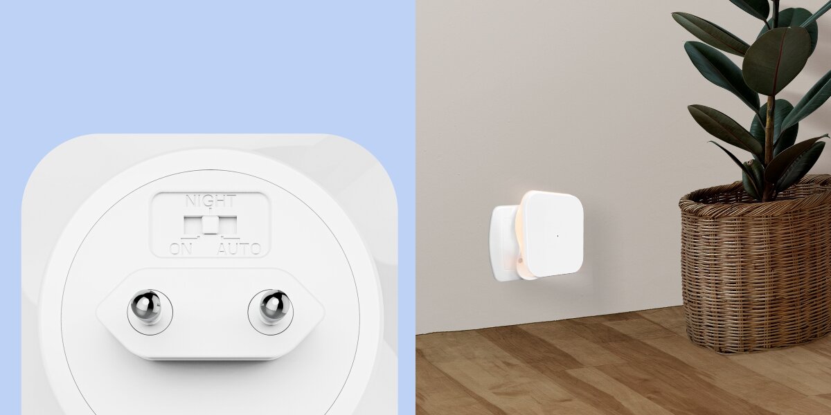Lampka nocna HAMA Cozy z czujnikiem ruchu i zmierzchu Detal przełącznika trybów On-Auto-Night w lampce LED oraz podłączone urządzenie w gniazdku przy podłodze w jasnym salonie obok rośliny.