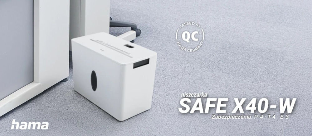 Niszczarka HAMA Safe X40-W Shredder P-4, Ścinki, Automatyczny Start/Stop, Funkcja cofania niszczarka postawiona przy biurku w biurze napis z modelem i marką z dopisem zabezpieczeń