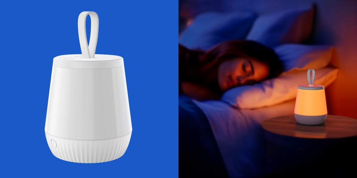 Lampka nocna HAMA Mobile Biała bezprzewodowa lampka nocna z silikonowym uchwytem zaprezentowana na niebieskim tle oraz w przytulnej sypialni na stoliku nocnym obok śpiącej osoby.