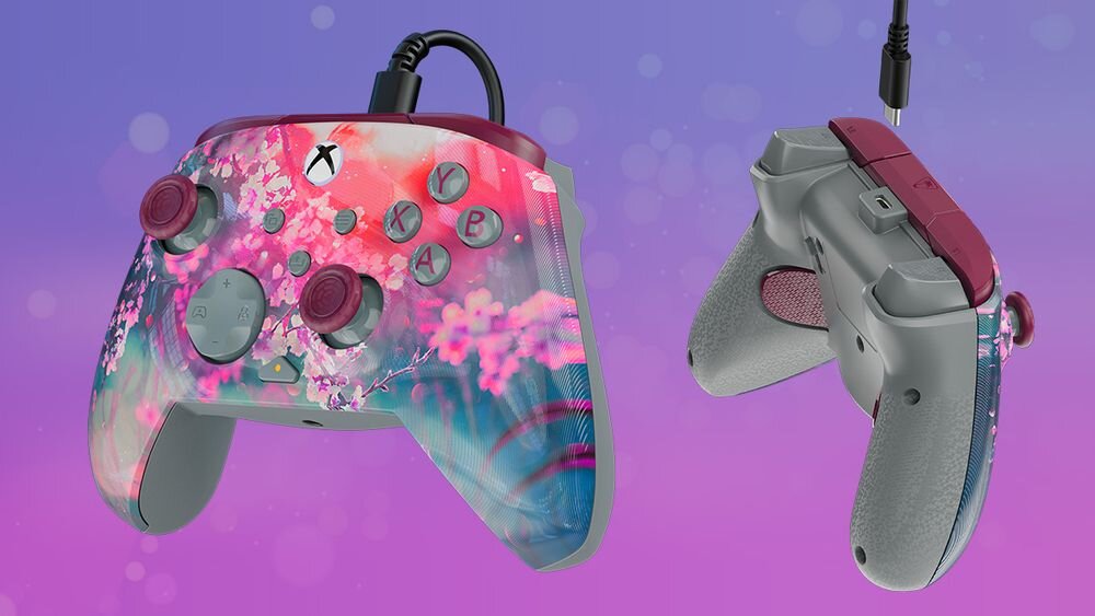 Kontroler TURTLE BEACH Xbox Rematch Advanced Kyoto Bloom TBC-2404-45 Kompozycja dwóch ujęć pada: widok na frontową grafikę Kyoto Bloom oraz rzut na ergonomiczny tył z jasnoszarymi uchwytami  ergonomiczna konstrukcja pewnie leży w dłoni komfort specjalne tekstury