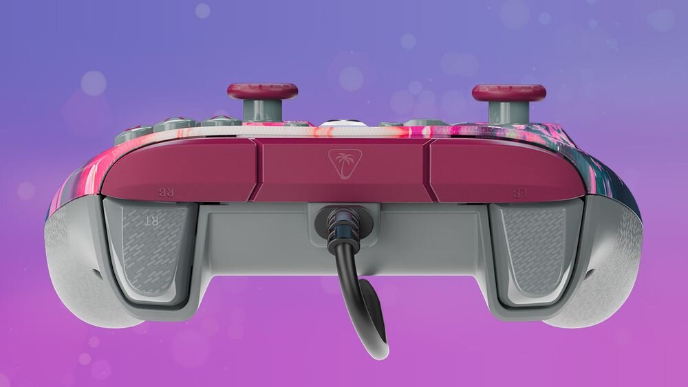 Kontroler TURTLE BEACH Xbox Rematch Advanced Kyoto Bloom TBC-2404-45 Widok od góry na kontroler Kyoto Bloom, pokazujący gniazdo przewodu, różowe spusty oraz logo palmy na środkowej części obudowy  kompatybilność Xbox Series X S One PC Windows 10 11 przewód długość