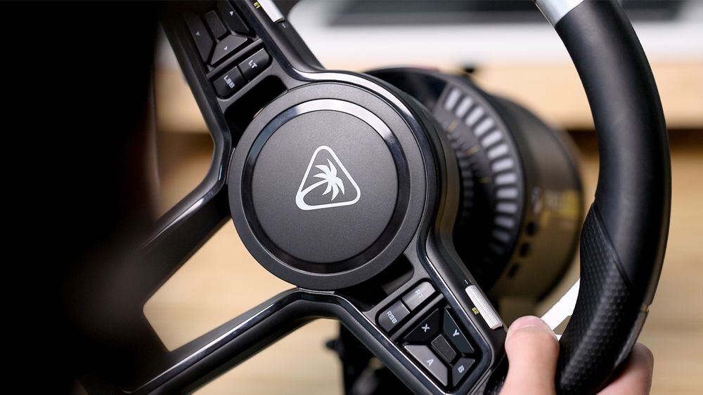 Kierownica Turtle Beach Velocity OneRace KD3 Detal centralnej części kierownicy z logo Turtle Beach oraz przyciskami funkcyjnymi po lewej i prawej stronie kompatybilność konsole Xbox Series X S One PC komputer Windows 10/11 możliwość rozbudowy cztery porty USB-C