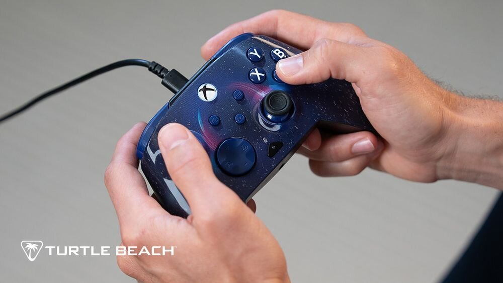 Kontroler TURTLE BEACH Xbox Rematch Advanced Dark Cosmos TBC-2404-05 Zbliżenie na dłonie trzymające pad Dark Cosmos z gwiezdnym motywem podczas rozgrywki