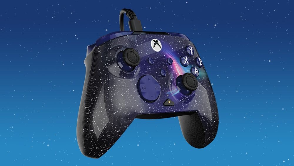 Kontroler TURTLE BEACH Xbox Rematch Advanced Dark Cosmos TBC-2404-05 Kontroler Turtle Beach Dark Cosmos z grafiką galaktyki i gwiezdnego pyłu na ciemnym tle, widok pod kątem z kablem ciekawy wygląd zaawansowane rozwiązania kompatybilność Xbox PC 