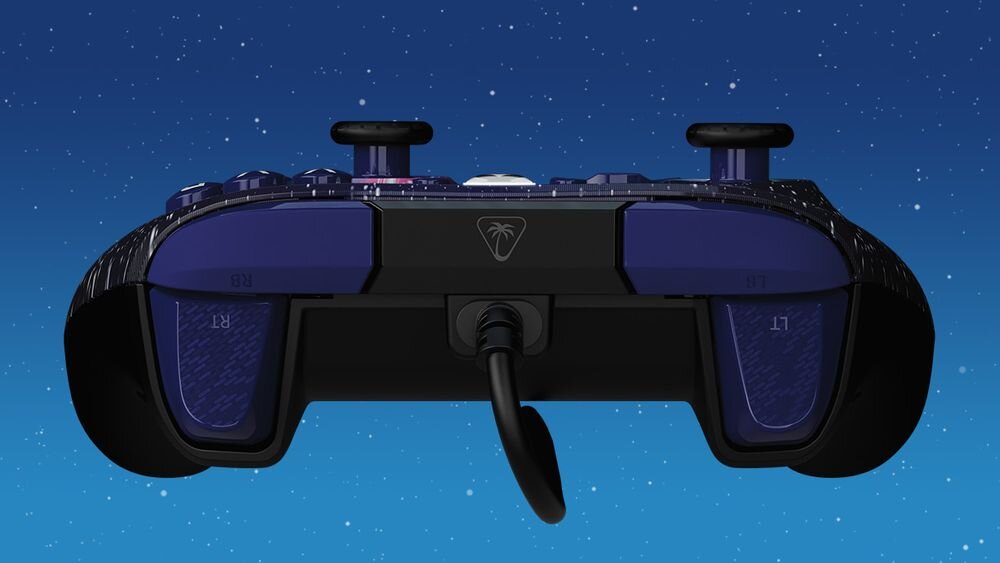 Kontroler TURTLE BEACH Xbox Rematch Advanced Dark Cosmos TBC-2404-05 Widok od góry na kontroler Dark Cosmos, pokazujący gniazdo przewodu, spusty z fakturą oraz logo palmy na środku ergonomiczna konstrukcja naniesione laserowo tekstury wypoczęte dłonie