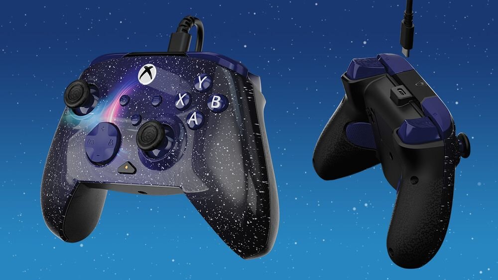 Kontroler TURTLE BEACH Xbox Rematch Advanced Dark Cosmos TBC-2404-05 Zestawienie dwóch ujęć pada: widok na frontową grafikę kosmosu oraz rzut na ergonomiczny tył z teksturowanymi uchwytami  kompatybilność Xbox Series X S One PC Windows 10 11 przewód długość