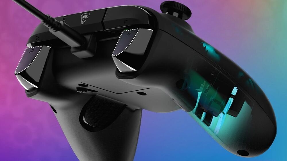 Kontroler TURTLE BEACH Xbox Afterglow Ignite TBC-2006-05 Zbliżenie na dół obudowy kontrolera, pokazujące przezroczysty panel z widocznymi podzespołami i niebieskim podświetleniem subtelna obudowa z ukrytym wzorem oświetlenie RGB siedem stref konfiguracja w aplikacji Control Hub