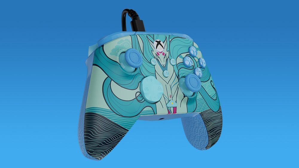Kontroler TURTLE BEACH Xbox Rematch Advanced Blue Kitsune TBC-2004-25 Kontroler Turtle Beach Rematch Advanced Blue Kitsune z motywem japońskiego lisa, widok z boku podkreślający sylwetkę i kabel zasilający konsole Xbox PC wygodna konstrukcja wielogodzinne rozgrywki