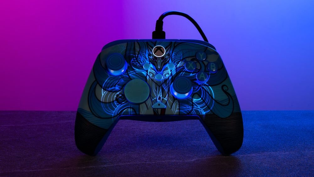 Kontroler TURTLE BEACH Xbox Rematch Advanced Blue Kitsune TBC-2004-25 Frontowy widok pada Blue Kitsune na biurku, z wyraźnie rozświetlonymi wzorami na obudowie subtelne oświetlenie podkreśla atmosferę