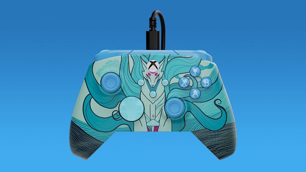 Kontroler TURTLE BEACH Xbox Rematch Advanced Blue Kitsune TBC-2004-25 Widok z przodu na kontroler z grafiką Kitsune na jasnoniebieskim tle, pokazujący układ przycisków i drążków kontrola różnych aspektów ustawienia audio jeden przycisk szybkie włączenie lub wyłączenie mikrofonu regulacja czułości spustów bezpłatna aplikacja Control Hub konsole Xbox PC
