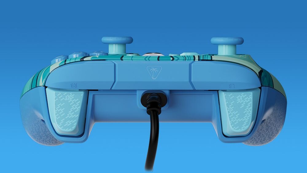 Kontroler TURTLE BEACH Xbox Rematch Advanced Blue Kitsune TBC-2004-25 Tylna część kontrolera Blue Kitsune pokazująca teksturowane uchwyty, programowalne przyciski dolne oraz gniazdo przewodu USB-C ergonomiczna konstrukcja świetnie leży w dłoni tekstura nie męczy gracza