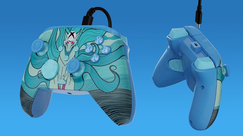 Kontroler TURTLE BEACH Xbox Rematch Advanced Blue Kitsune TBC-2004-25 Zestawienie dwóch ujęć pada: widok na frontową grafikę oraz rzut z boku na ergonomiczny kształt uchwytu i spustów kompatybilność Xbox Series X S One PC Windows 10 11 przewód długość