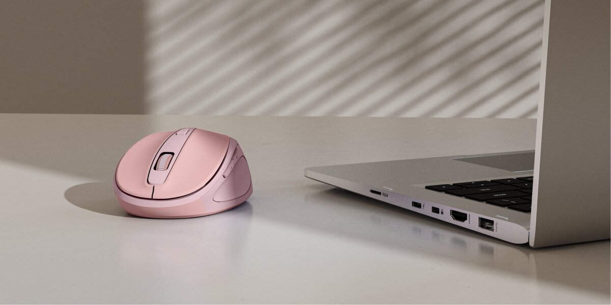Ergonomiczna mysz bez kabli Różowa bezprzewodowa mysz optyczna Hama na biurku.