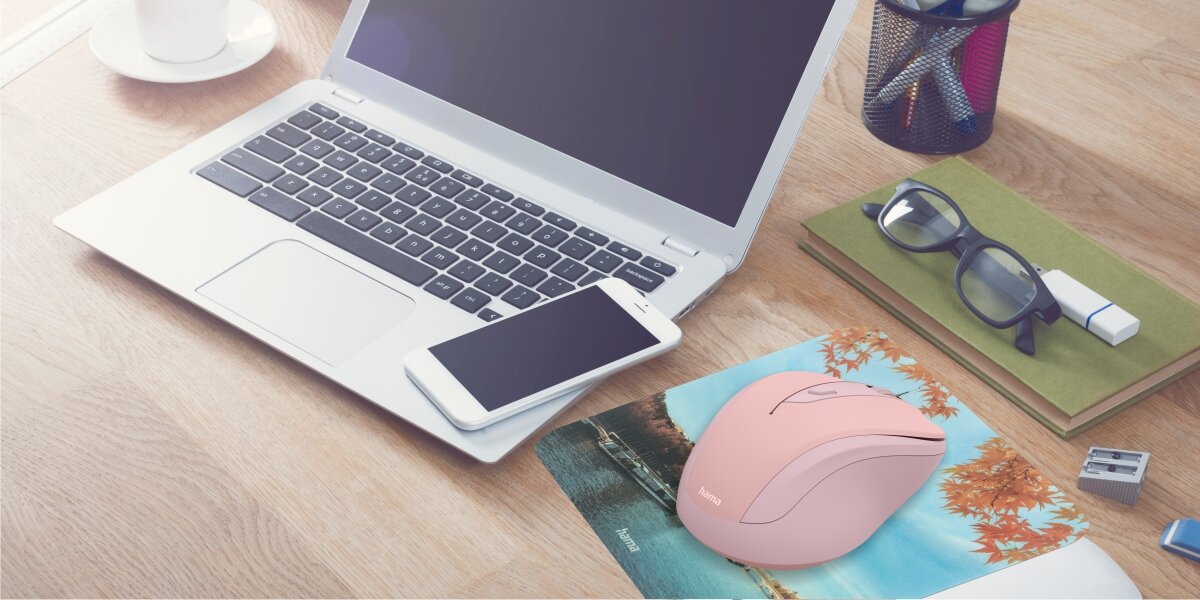 Precyzyjna i płynna praca Bezprzewodowa mysz optyczna Hama, kolor różowy, na biurku z laptopem.