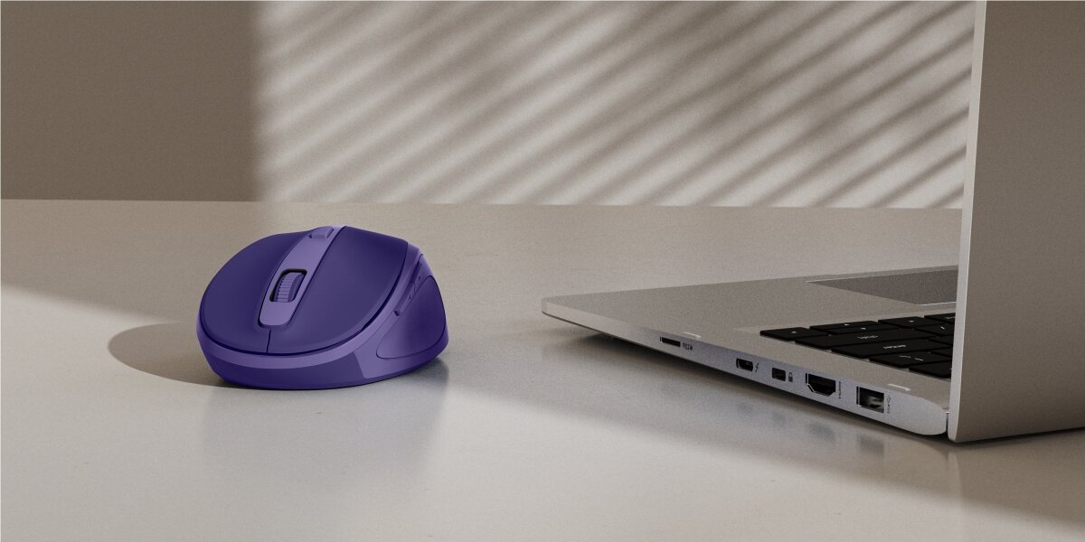 Ergonomiczna mysz bez kabli Fioletowa bezprzewodowa mysz optyczna Hama na biurku.