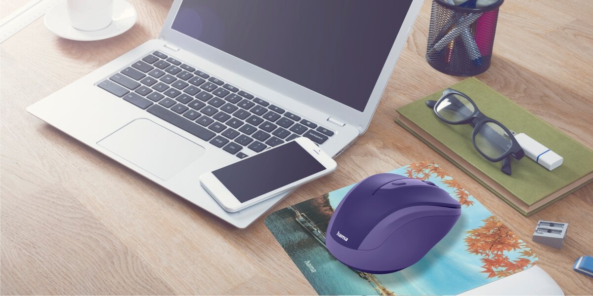 Precyzyjna i płynna praca Bezprzewodowa mysz optyczna Hama, kolor fioletowy, na biurku z laptopem.