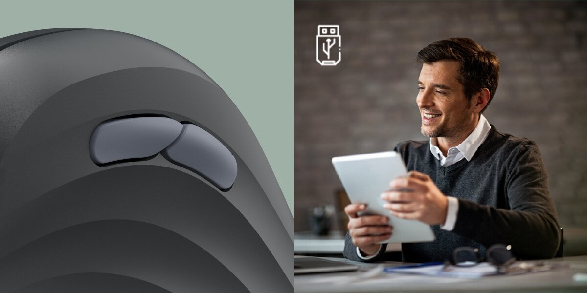 Zbliżenie na dwa szare przyciski kciukowe (cofnij/dalej) na boku ergonomicznej myszki pionowej. Obok, uśmiechnięty mężczyzna używa tabletu, co sugeruje wygodę obsługi urządzeń.