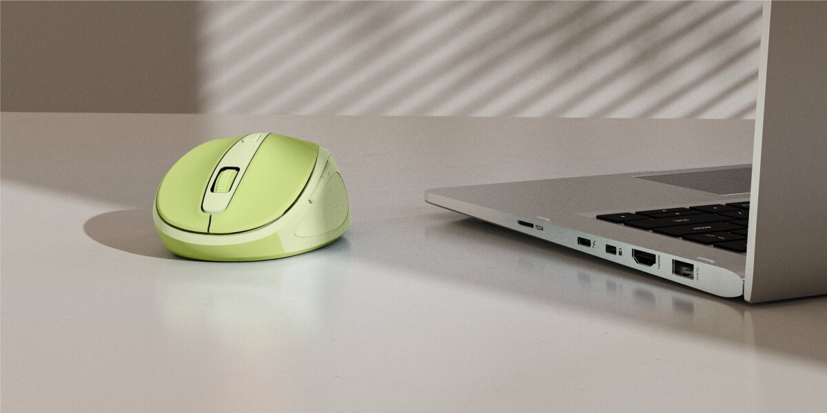 Ergonomiczna mysz bez kabli Zielona bezprzewodowa mysz optyczna Hama na biurku.