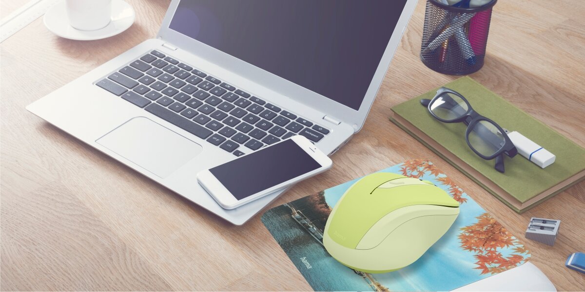 Precyzyjna i płynna praca Bezprzewodowa mysz optyczna Hama, kolor fioletowy, na biurku z laptopem.