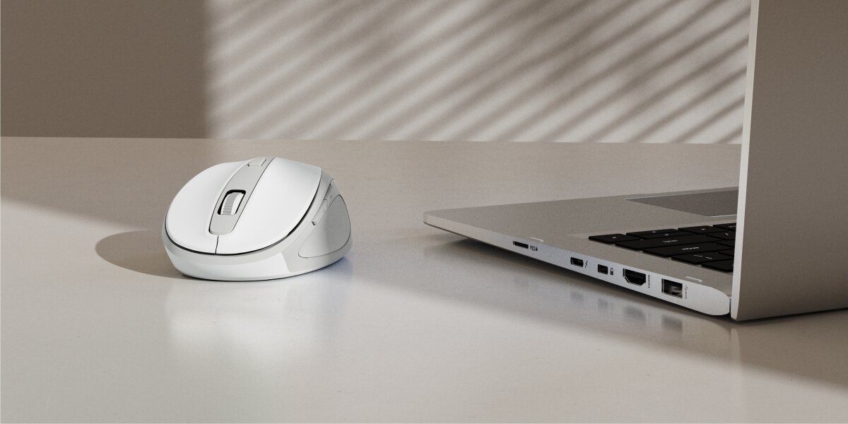 Ergonomiczna mysz bez kabli Zielona bezprzewodowa mysz optyczna Hama na biurku.