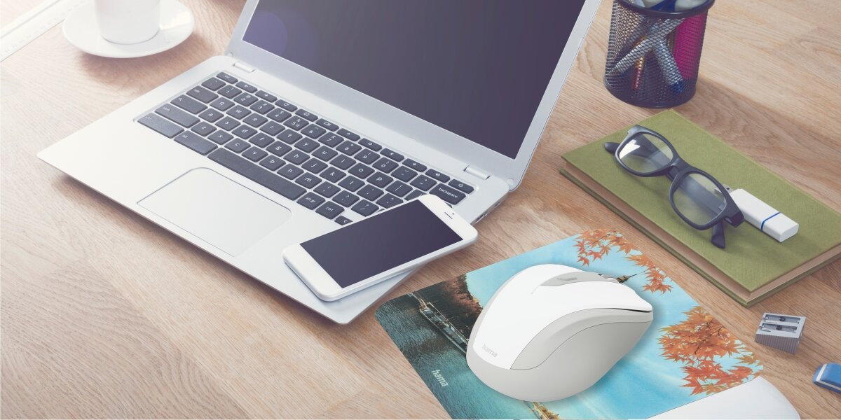 Precyzyjna i płynna praca Bezprzewodowa mysz optyczna Hama, kolor fioletowy, na biurku z laptopem.