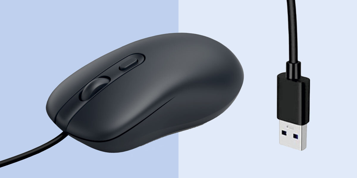 Praktyczne rozwiązania biurkowe Czarna myszka komputerowa przewodowa. Obok zbliżenie na końcówkę kabla USB-A, gotowego do podłączenia do laptopa lub komputera stacjonarnego.