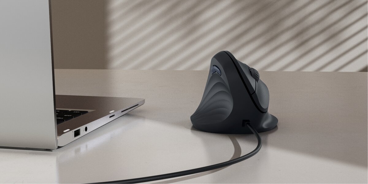 HAMA ECM-500 - myszka obok laptopa