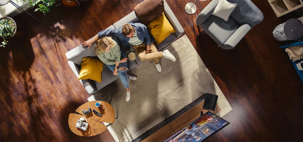 Telewizor KIANO Elegance 32 ustawienia własne kolorów kontrast, osoby oglądające program tv w pomieszczeniu