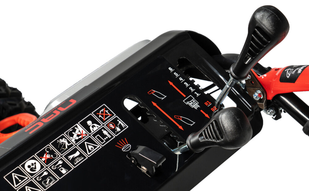 Odśnieżarka spalinowa NAC STP212L-66-EB-K zbliżenie na dźwignię zmiany biegów napęd z 6 biegami do przodu i 2 do tyłu można dostosować tempo pracy do grubości i rodzaju śniegu wolniejsze biegi ułatwiają pracę w warunkach głębokiego mokrego lub ubitego śniegu szybsze sprawdzają się przy cienkiej warstwie świeżego puchu