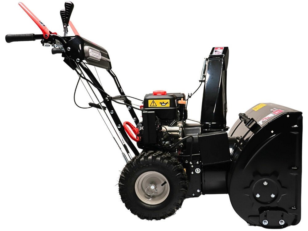 Odśnieżarka spalinowa NAC STP212L-66-EB-K odśnieżarka na białym tle widoczna z boku duże opony w rozmiarze 14×4.60-6 poprawiają przyczepność na śliskich nawierzchniach waga około 72 kg prowadzenie jest pewniejsze większa kontrola nad kierunkiem jazdy