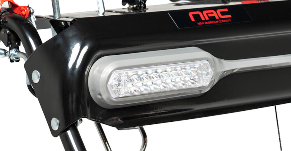 Odśnieżarka spalinowa NAC STP212L-66-EB-K zbliżenie na lampę wbudowana lampa LED widoczność po zmroku we mgle podczas intensywnych opadów zmniejsza ryzyko najechania na przeszkody ułatwia precyzyjne prowadzenie solidna konstrukcja odporna na uderzenia i warunki atmosferyczne bezpieczeństwo użytkownika ogranicza przestoje