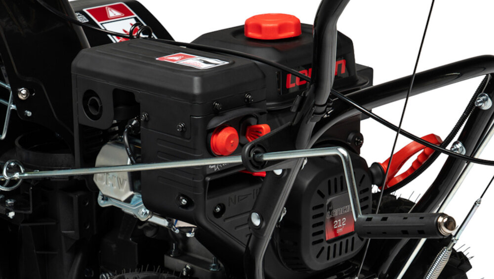 Odśnieżarka spalinowa NAC STP212L-66-E-K zbliżenie na silnik silnik Loncin G210FDS czterosuwowy OHV o pojemności 212 cm³ moment obrotowy do 12,5 Nm stabilna praca moc znamionowa 4,4 kW stała prędkość obrotowa do 3600 obr/min równa praca podajnika większa skuteczność