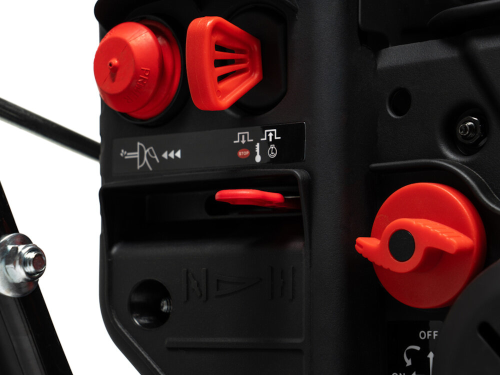 Odśnieżarka spalinowa NAC STP212L-66-E-K zbliżenie na panel sterujący i pokrętła elektryczny start rozruch ręczny zasilanie paliwem Pb95 zbiornik o pojemności około 2,2 litra długa praca bez częstego tankowania przejrzyste rozmieszczenie elementów sterujących obsługa jest intuicyjna