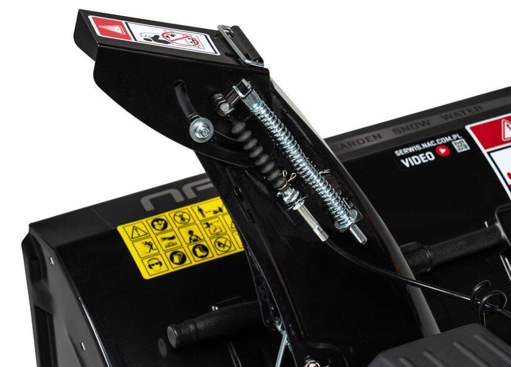 Odśnieżarka spalinowa NAC STP212L-66-E-K zbliżenie na komin wyrzutowy metalowy komin wyrzutowy obracany w zakresie 180° można precyzyjnie ustawić kierunek odrzutu śniegu z poziomu panelu sterowania maksymalna odległość wyrzucania do 11 metrów zwiększa komfort pracy pozwala lepiej dopasować sposób odśnieżania