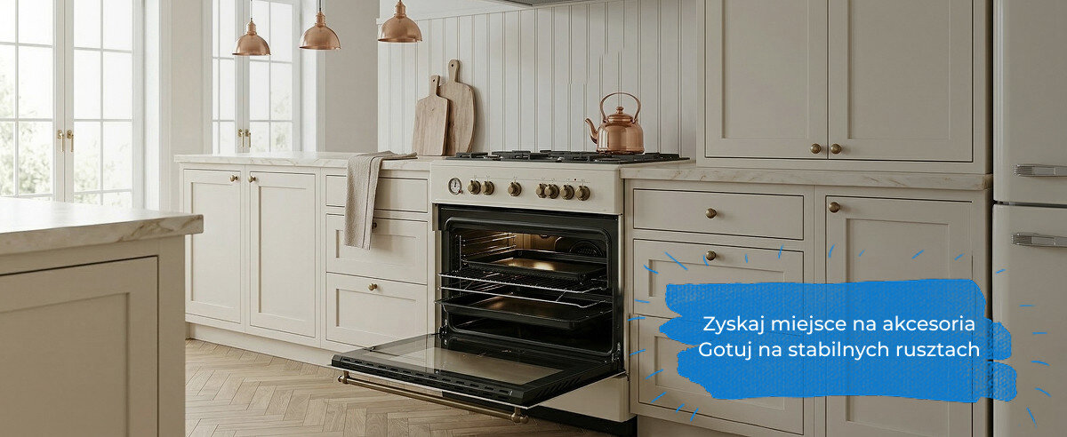 KUCHNIA RAVANSON KWGE-90ARC Zdjęcie przedstawia kuchnię gazowo‑elektryczną Ravanson w jasnej, klasycznej zabudowie z otwartym piekarnikiem i wysuniętymi rusztami, na których widoczna jest przestronna komora. Na grafice znajduje się napis „Zyskaj miejsce na akcesoria” oraz „Gotuj na stabilnych rusztach”, podkreślający funkcjonalność i wygodę użytkowania organizacja kuchni schowek prowadnice drabinkowe blacha do pieczenia ruszt piekarnika wyposażenie piekarnika akcesoria kuchenne