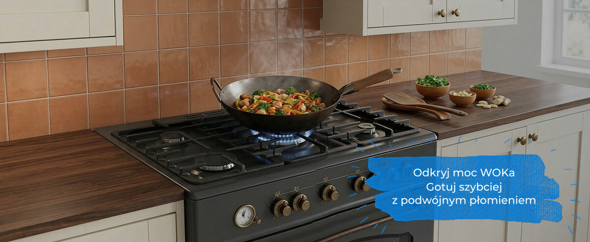 Na kuchence gazowej stoi patelnia z gotującym się jedzeniem. Obok znajduje się tekst: \'Odkryj moc WOKa Gotuj szybciej z podwójnym płomieniem\'.