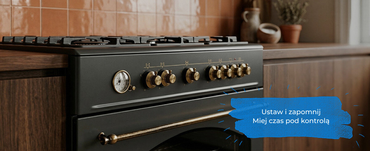 Czarna kuchenka z pokrętłami i zegarem na panelu przednim, ustawiona w kuchni z brązowymi kafelkami. Na obrazie widoczny jest tekst: \'Ustaw i zapomnij Miej czas pod kontrolą\'.