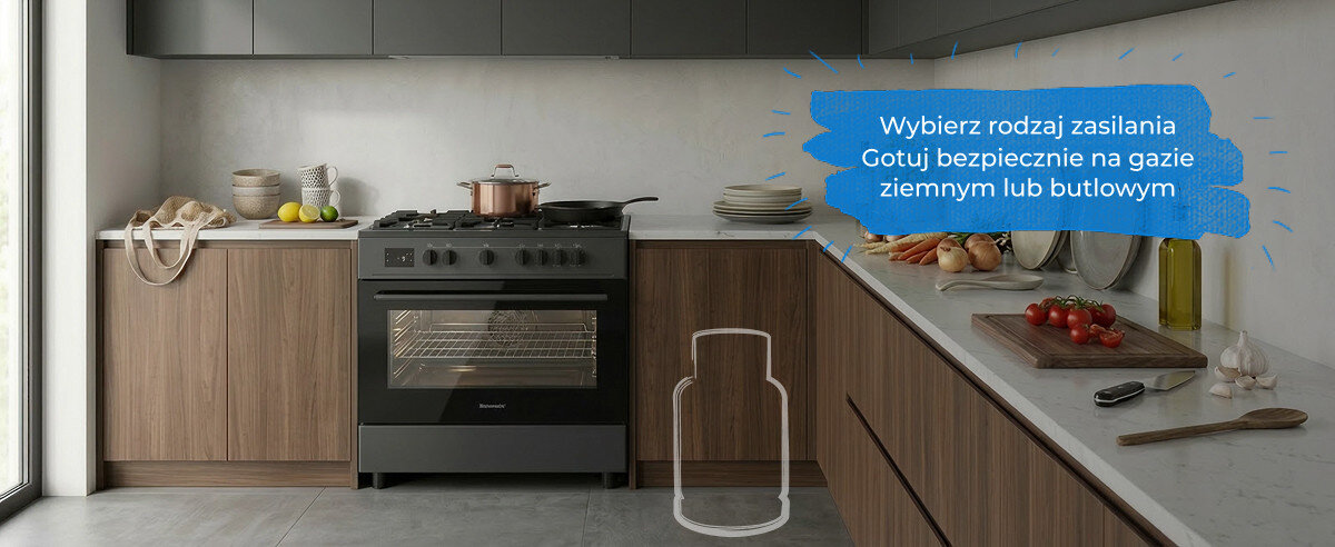 Kuchnia w stylu nowoczesnym z czarną kuchenką RAVANSON KWGE-K90A CHEFF Modern Black, otoczona drewnianymi szafkami i białym blatem. Na blacie widoczne są naczynia, owoce oraz napis: \'Wybierz rodzaj zasilania Gotuj bezpiecznie na gazie ziemnym lub butlowym\'.