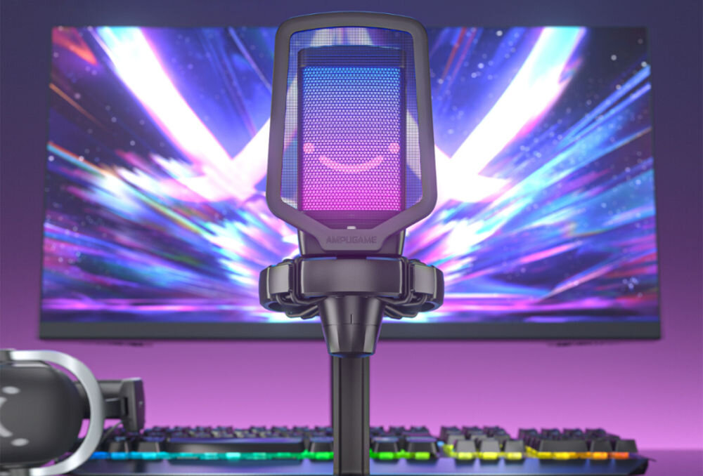 Mikrofon FIFINE Q6 Kardioidalny Czarny prezentacja mikrofonu w tle monitor i klawiatura kolorowa poświata