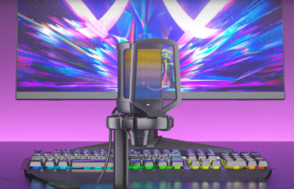 Mikrofon FIFINE Q6 Kardioidalny Czarny prezentacja mikrofonu w tle monitor i klawiatura kolorowa poświata mikrofon pojemnościowy USB-C stream wideokonferencje czysty dźwięk